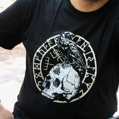 Tee-shirt de biker noir avec un motif de crâne et corbeau dans des runes vikings.