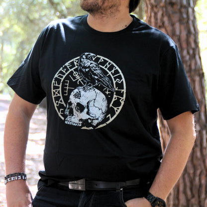 T-shirt de motard noir avec motif de corbeau et de crâne mêlés à des runes vikings sur le devant.