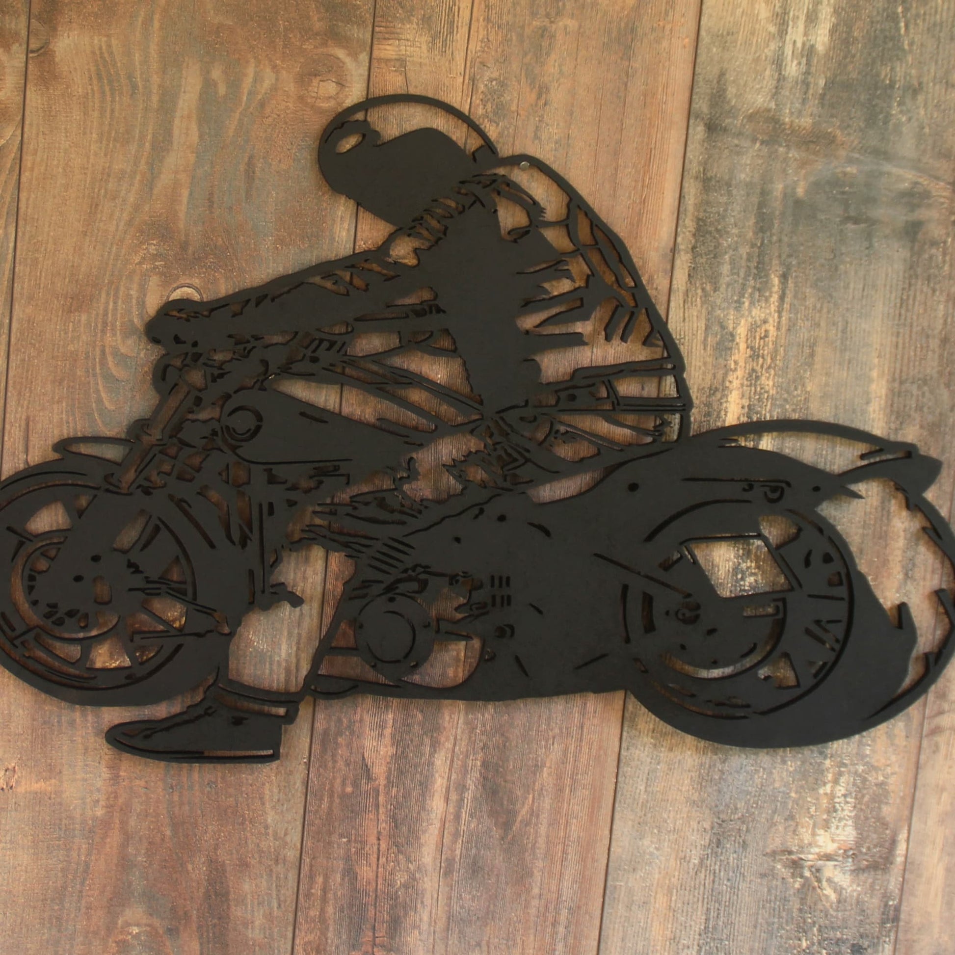 Tableau biker noir en bois, accroché sur mur en bois naturel – style industriel et authentique.