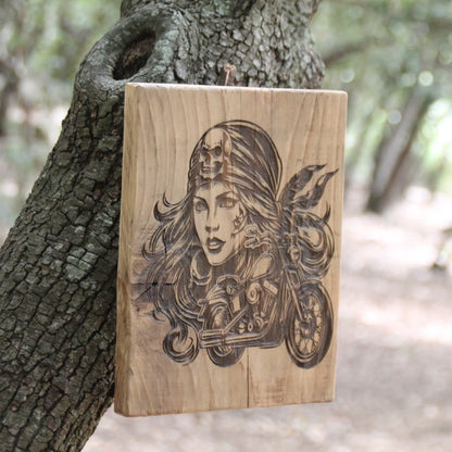 Tableau artisanal en bois gravé d'une motarde pirate