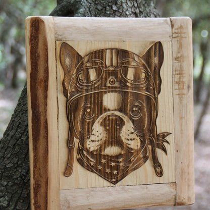 Détail du tableau bois artisanal gravé chien motard avec casque moto sur la tête