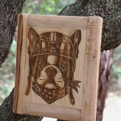 Tableau bois artisanal fait main gravé chien motard avec casque moto