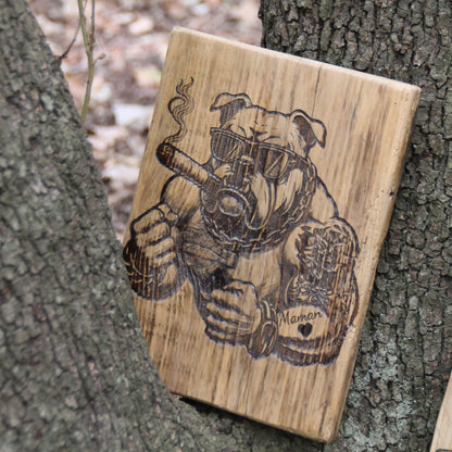 Tableau bois artisanal gravé d'un molosse prêt à se battre avec tatouage maman et cigare en bouche
