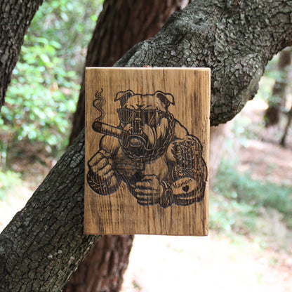 Tableau bois artisanal gravé d'un chien molosse biker avec tatouage maman et cigare en bouche