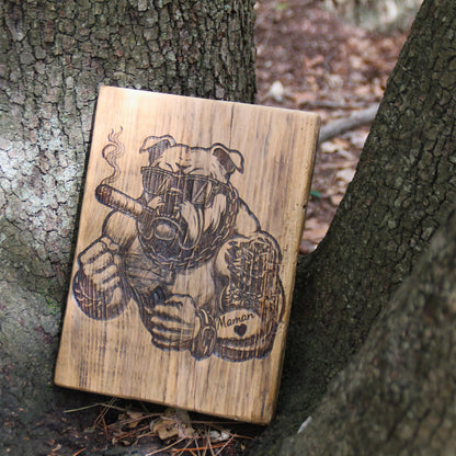 Tableau fait main en bois gravé d'un chien molosse avec tatouage maman et cigare en bouche