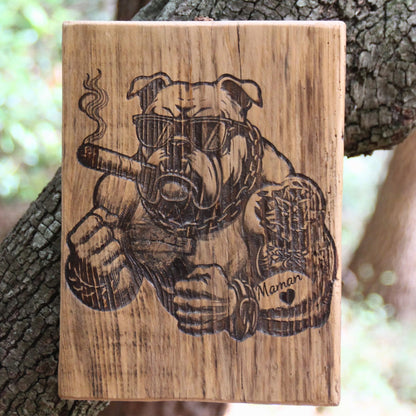 Détail de la gravure du molosse du tableau bois