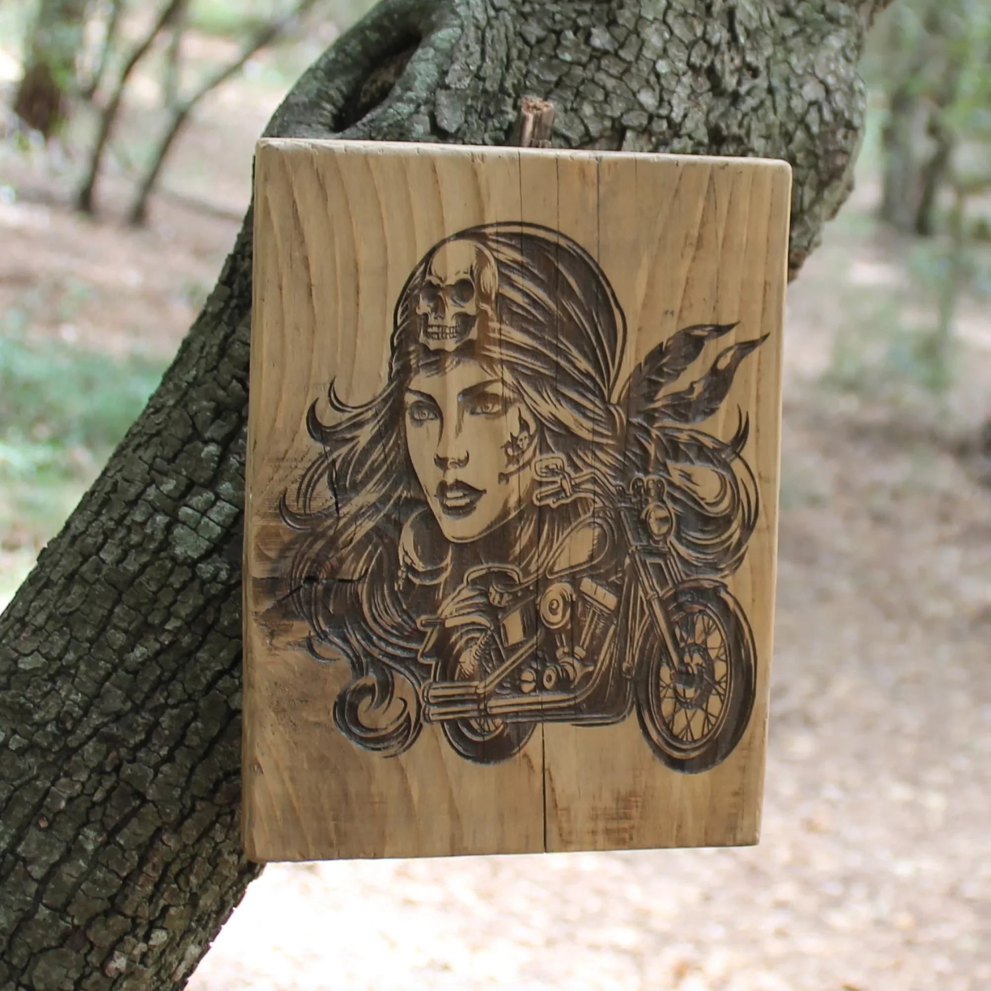 Tableau artisanal en bois fait main dans les Alpes Maritimes. Gravure motarde pirate