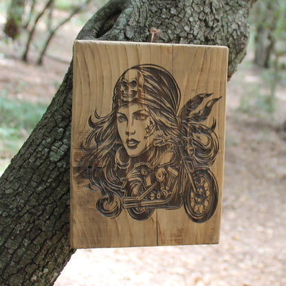 Tableau artisanal en bois fait main dans les Alpes Maritimes. Gravure motarde pirate