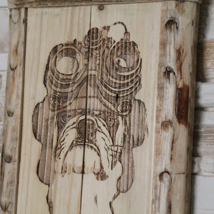 Illustration d’un bulldog motard avec casque et lunettes gravée sur bois – Style vintage et biker.