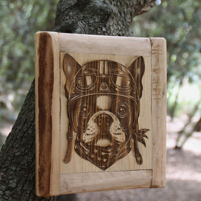 Tableau bois artisanal gravé chien motard avec casque moto sur la tête