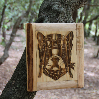 Tableau bois fait main gravé chien motard avec casque moto sur la tête