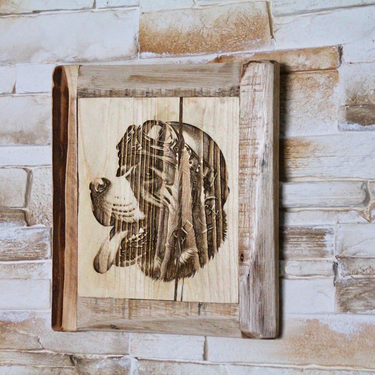 Tableau mural en bois représentant un chien motard avec lunettes – Idéal pour une déco dynamique et audacieuse.