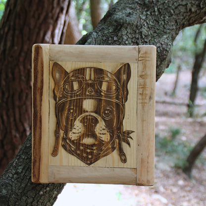 Tableau bois artisanal gravé chien motard avec casque moto sur la tête