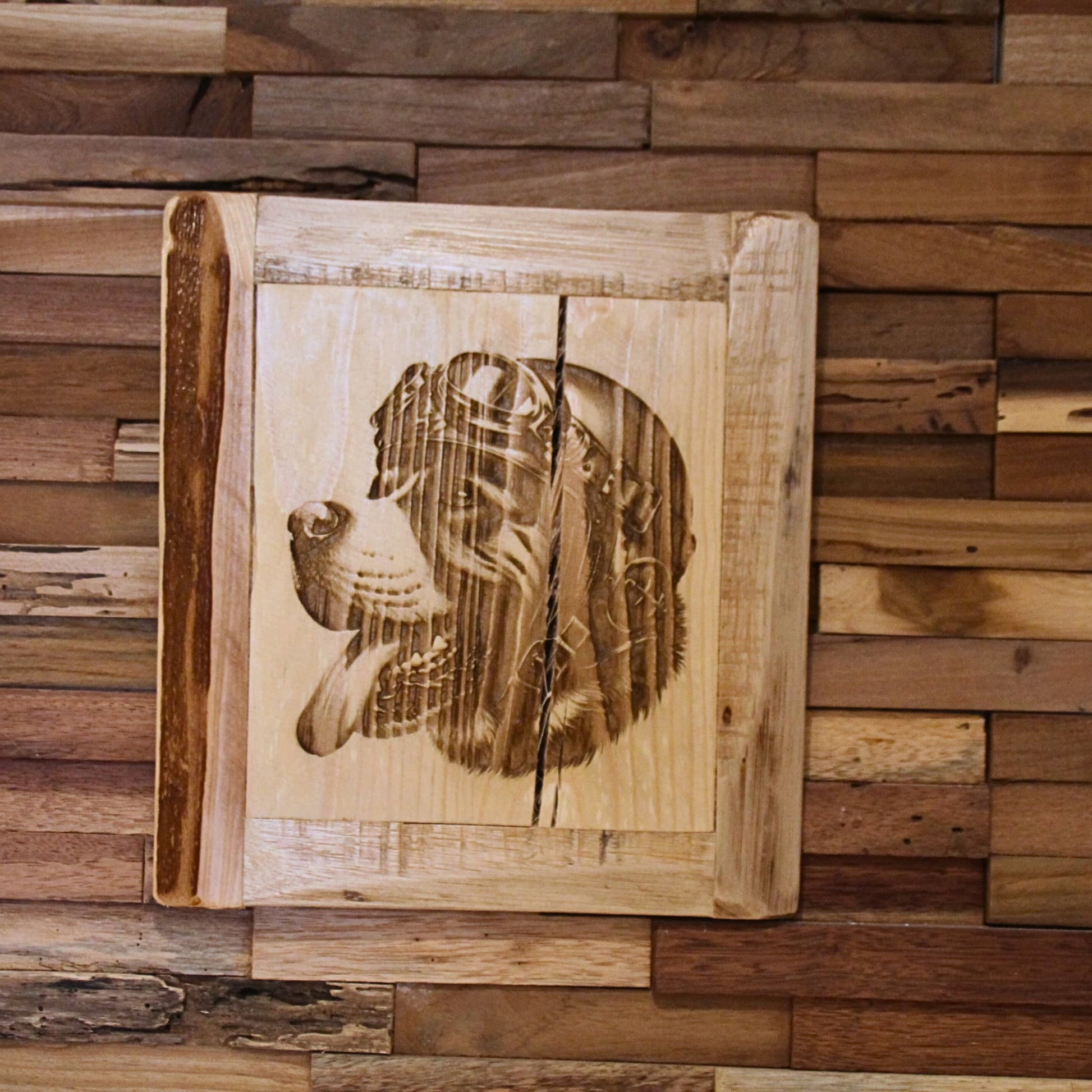 Détail du tableau en bois montrant un chien motard avec lunettes – Accessoire décoratif pour les fans de l’univers moto.