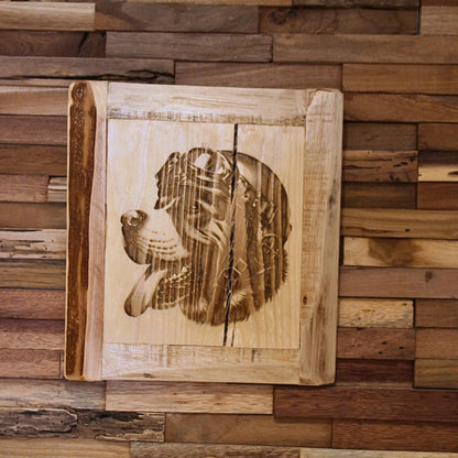 Détail du tableau en bois montrant un chien motard avec lunettes – Accessoire décoratif pour les fans de l’univers moto.