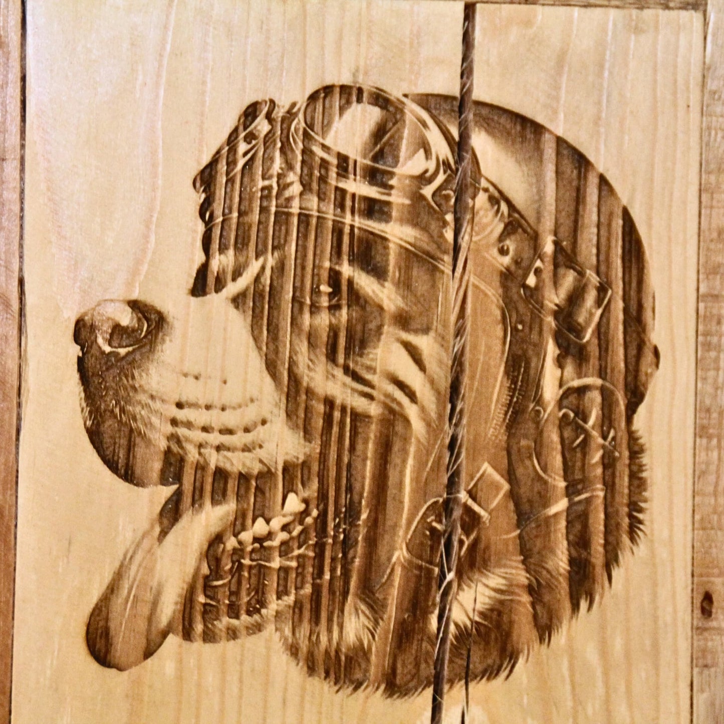 Tableau en bois illustrant un chien motard avec lunettes – Décoration originale pour passionnés de motos et d’animaux.