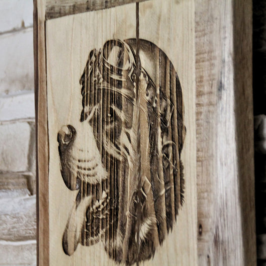 Illustration d’un chien motard avec lunettes gravée sur bois – Style vintage et biker pour votre intérieur