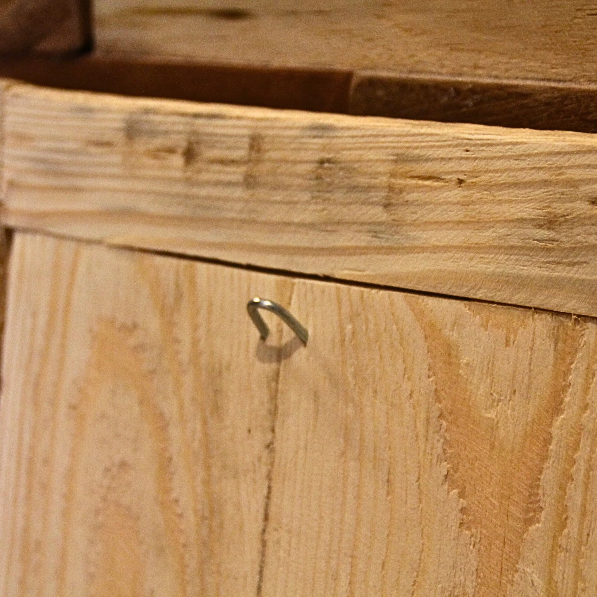 Vue arrière du tableau en bois avec zoom sur l'accroche murale – Détail de la fixation pour une installation facile et sécurisée