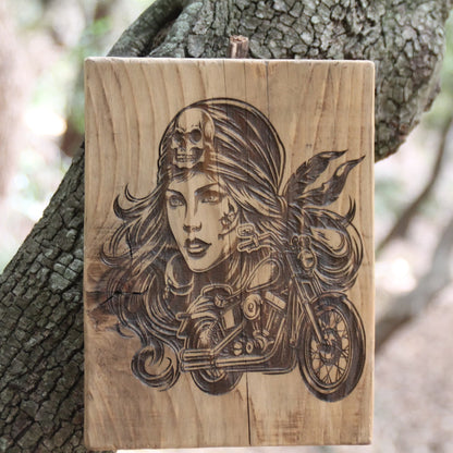 Tableau artisanal en bois gravé d'une motarde pirate et sa moto