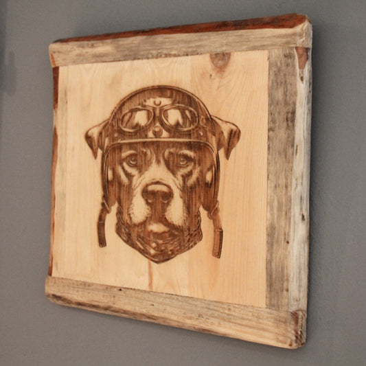 Tableau en bois recyclé gravé d'un chien biker avec casque et lunettes