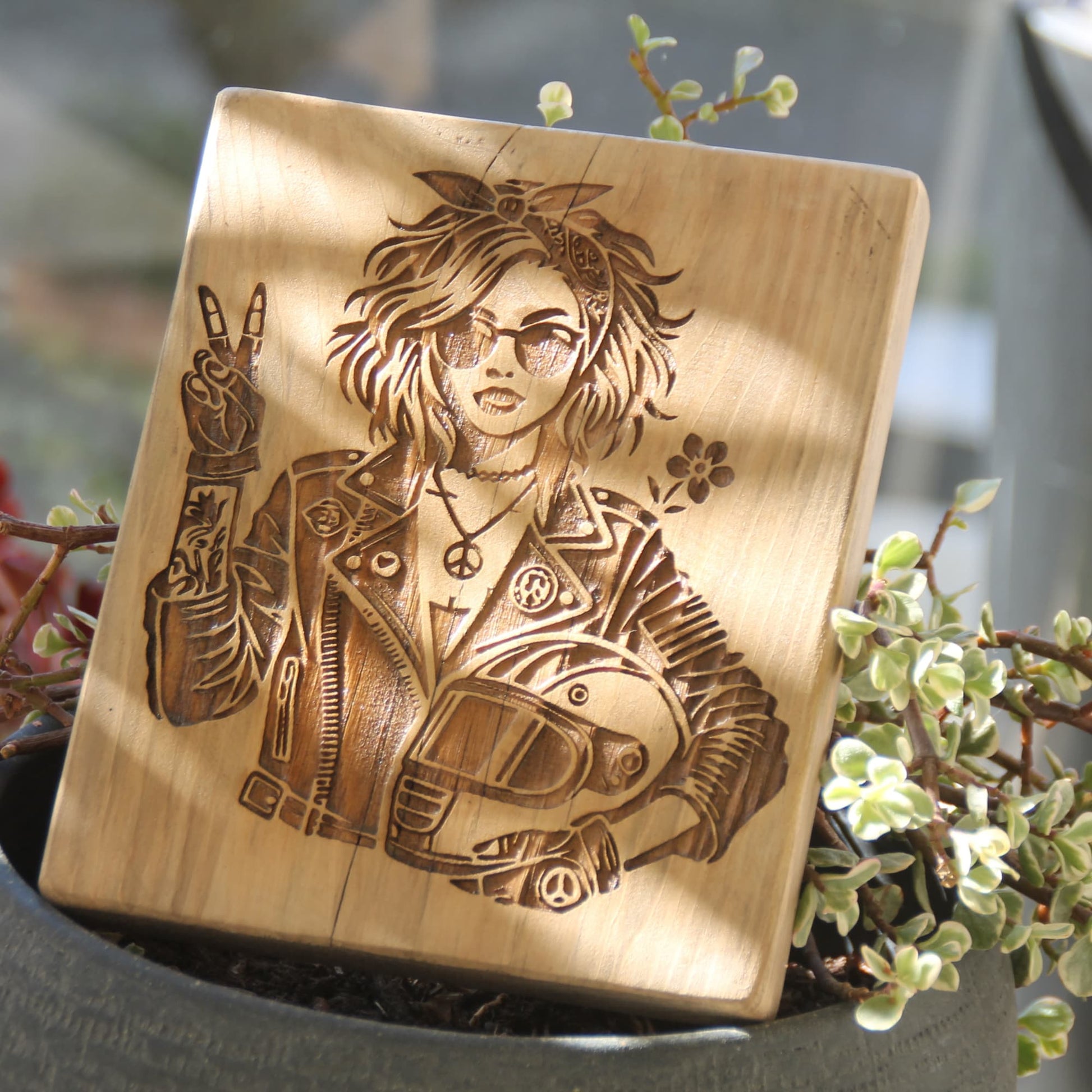 Tableau artisanal en bois brut et gravure motarde signe V. Cadeau original pour motarde