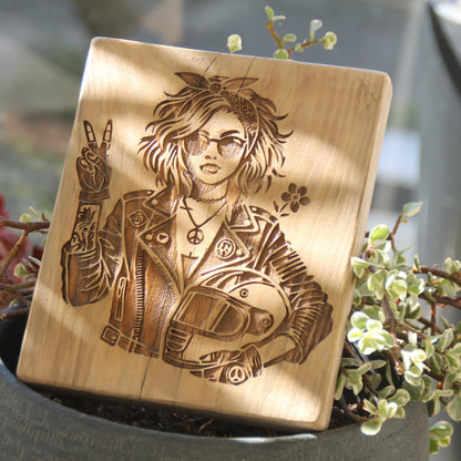 Tableau artisanal en bois brut et gravure motarde signe V. Cadeau original pour motarde