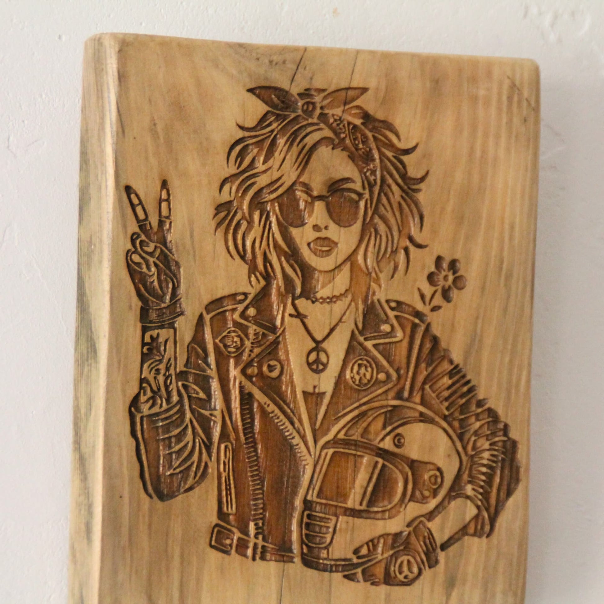 Tableau artisanal en bois brut et gravure motarde veste en cuir signe peace signe V