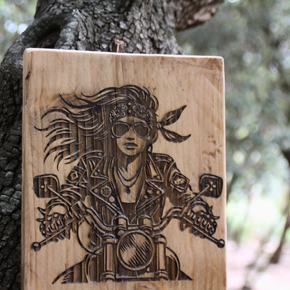 Tableau fait main en bois et gravé motarde cheveux au vent, bandana et lunettes. 