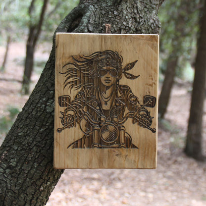 Tableau décoratif bois gravé pour motarde : cheveux au vent, bandana et lunettes. 