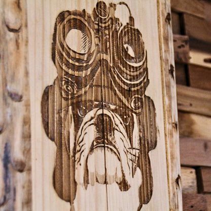 Tableau mural en bois sculpté d’un bulldog avec lunettes et casque de motard – Idéal pour une déco industrielle.