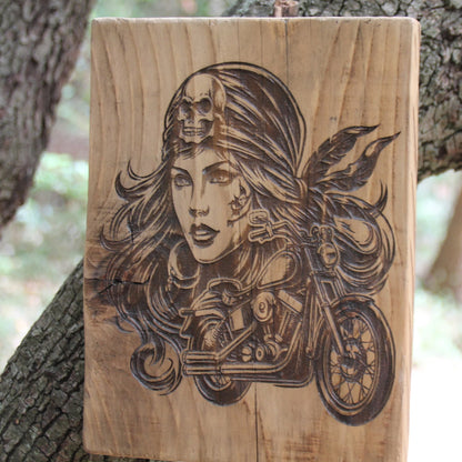 Zoom sur la gravure motarde pirate du Tableau artisanal en bois