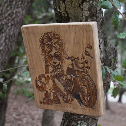 Tableau artisanal en bois gravé d'une motarde caricaturale