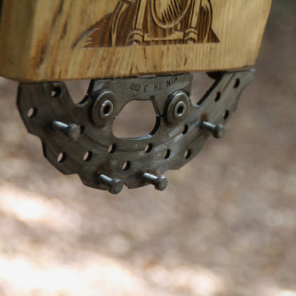 Tableau artisanal en bois et demi disque de frein porte clés