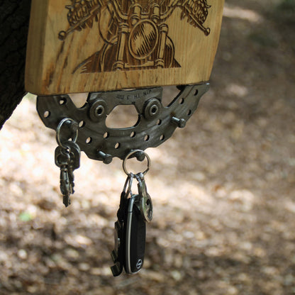 Zoom sur le demi disque de frein servant à suspendre les clés