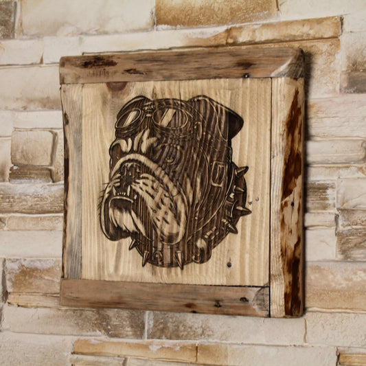 Tableau en bois recyclé gravé d'un bulldog motard avec casque de moto, lunettes et collier.