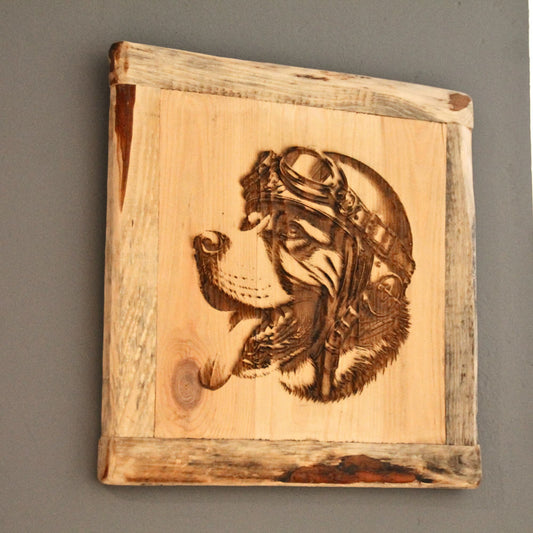 Tableau en bois recyclé gravé d'un chien motard avec casque et lunettes