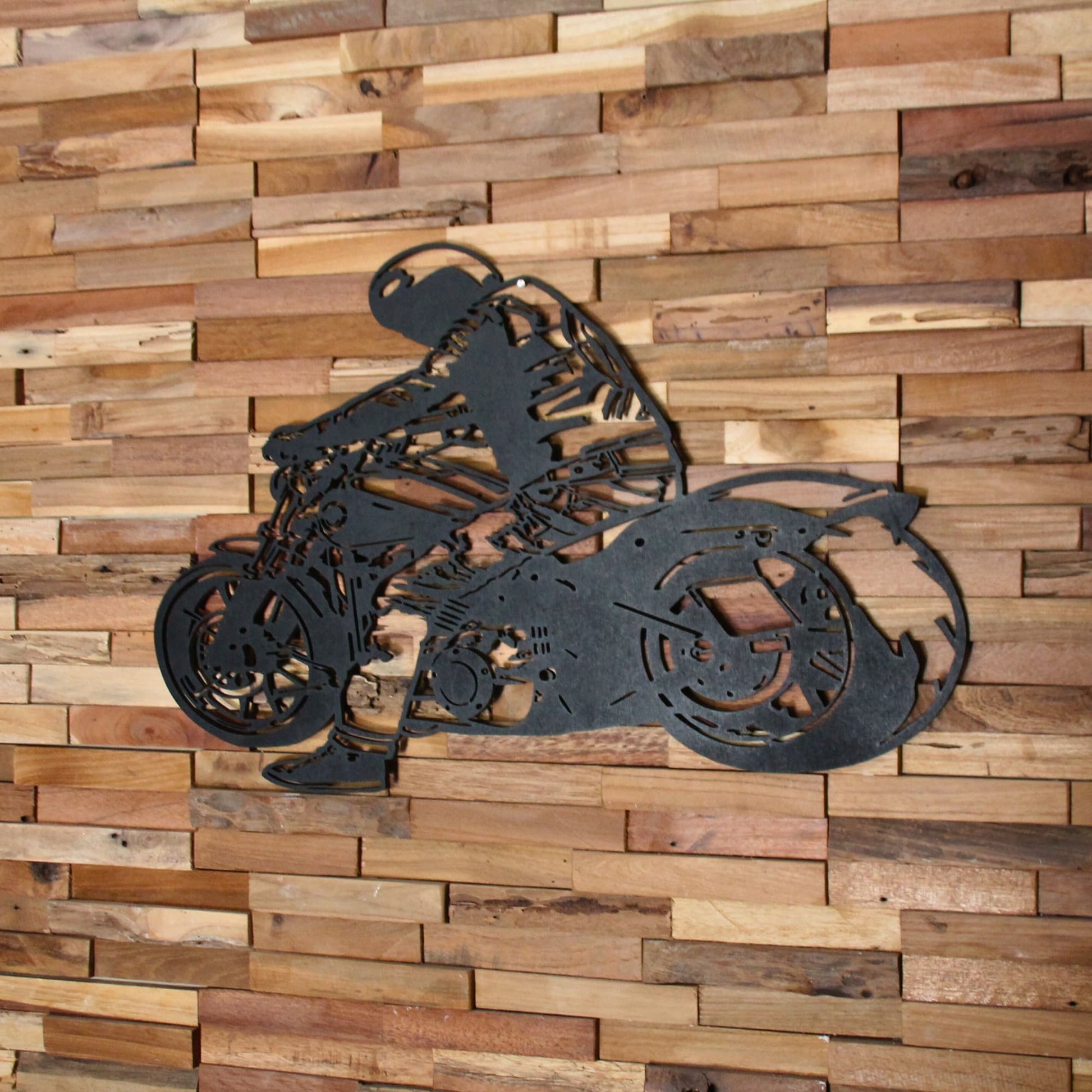 Décoration murale biker noir en bois contreplaqué sur fond de mur bois, ambiance chaleureuse et brute.
