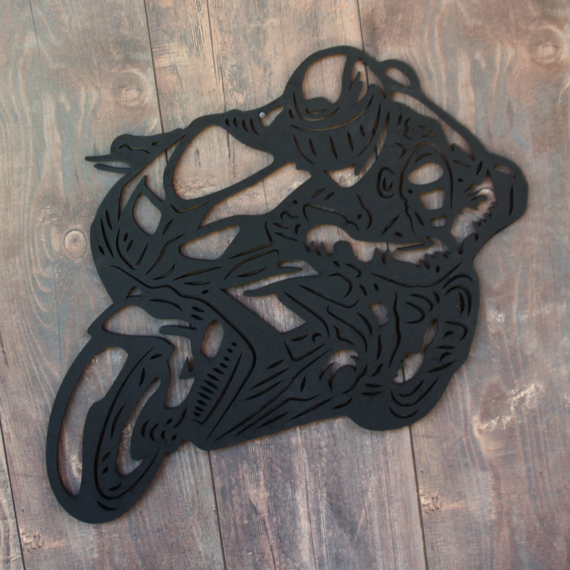 Tableau en bois découpé au laser représentant un motard.
