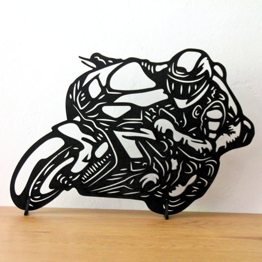 Tableau mural en bois découpé au laser représentant un motard en plein virage sur sa moto.