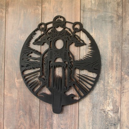 Décoration murale en contreplaqué noir, motif moto dans un cercle.