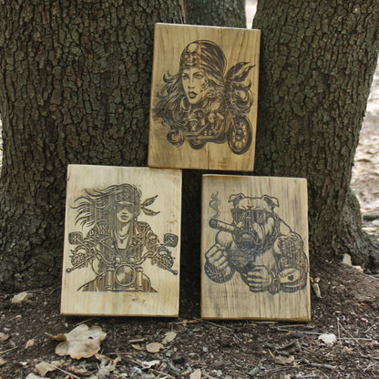 Tableaux en bois fait main et gravés de design bikers : motarde pirate, motarde cheveux aux vent sur sa moto ou molosse tatoué.