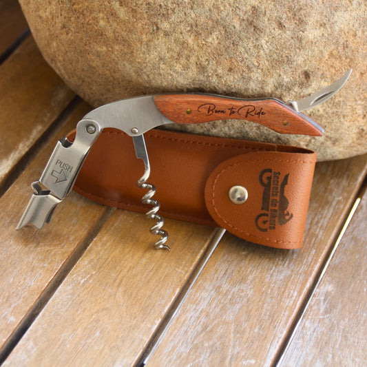 Tire-bouchon limonadier en bois Born to Ride présenté avec son étui de protection en simili cuir, une idée cadeau originale pour motard.