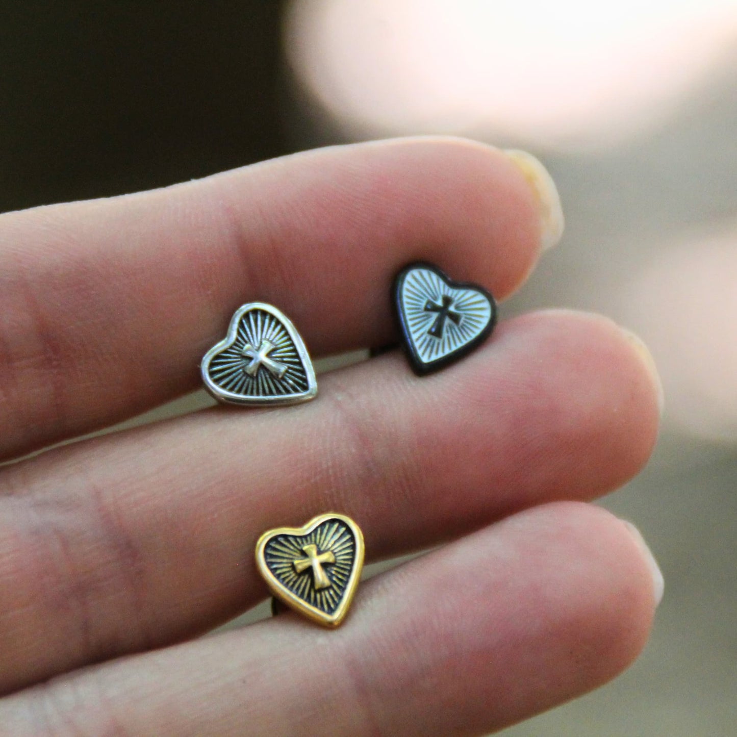 Boucles d'oreilles coeur et croix en acier inox spécial casque de moto avec embout plat et vissé