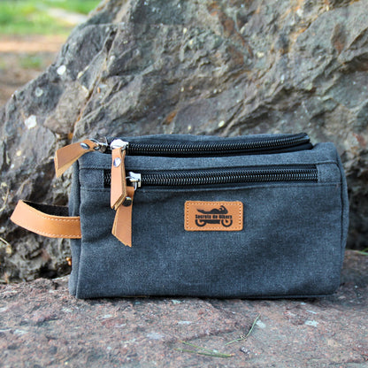 Trousse de toilette de voyage en tissu gris et cuir marron avec le logo Secrets de Bikers
