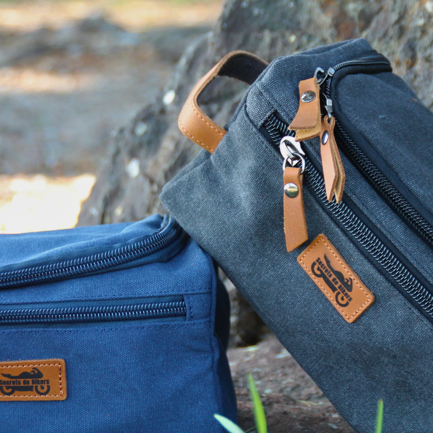 Duo de trousses de toilette de voyage en tissu et cuir. Bleu ou gris au choix