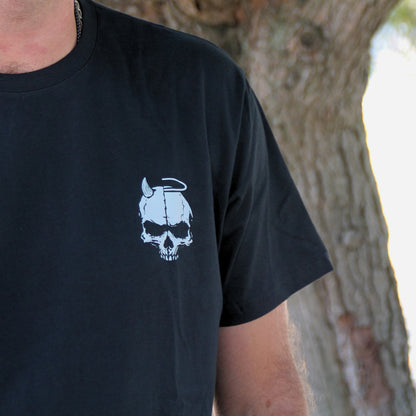 T-shirt biker en coton impression recto verso. Sur le coeur, un crâne mi ange mi démon.