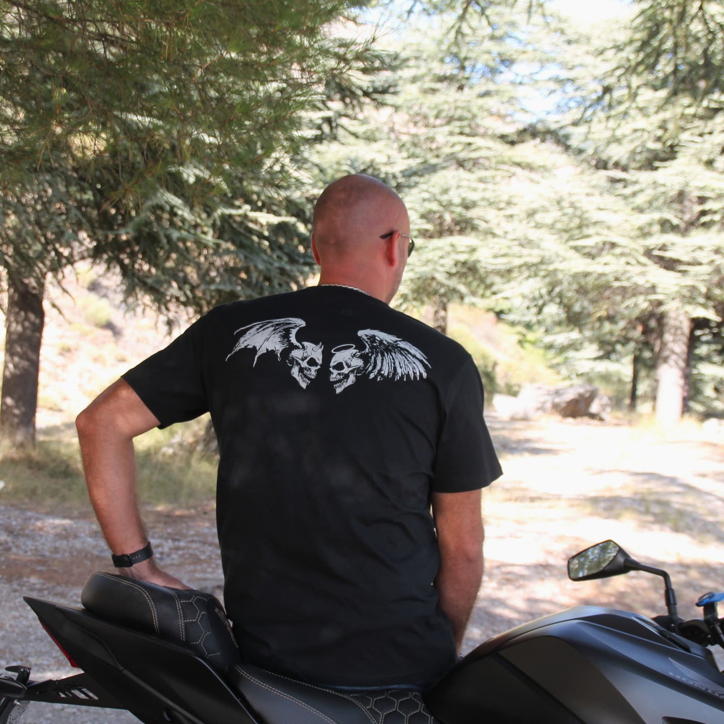 T-shirt biker en coton noir impression recto verso. Dans le dos deux têtes de mort ange et démon.