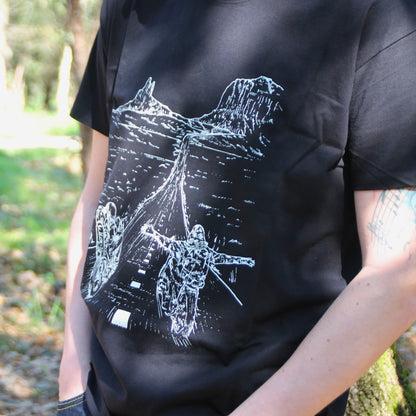 Haut motard en coton noir avec une illustration originale de bikers en voyage. Un incontournable pour les amateurs de longues virées à moto.