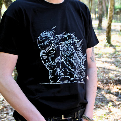 T-shirt motard racing en coton noir, représentant un pilote inclinant sa moto avec le genou posé sur l’asphalte. Un design parfait pour les amateurs de sensations fortes.