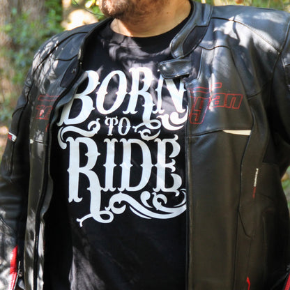 T-shirt homme au message "Born To Ride", porté avec veste en cuir, silhouette motard.